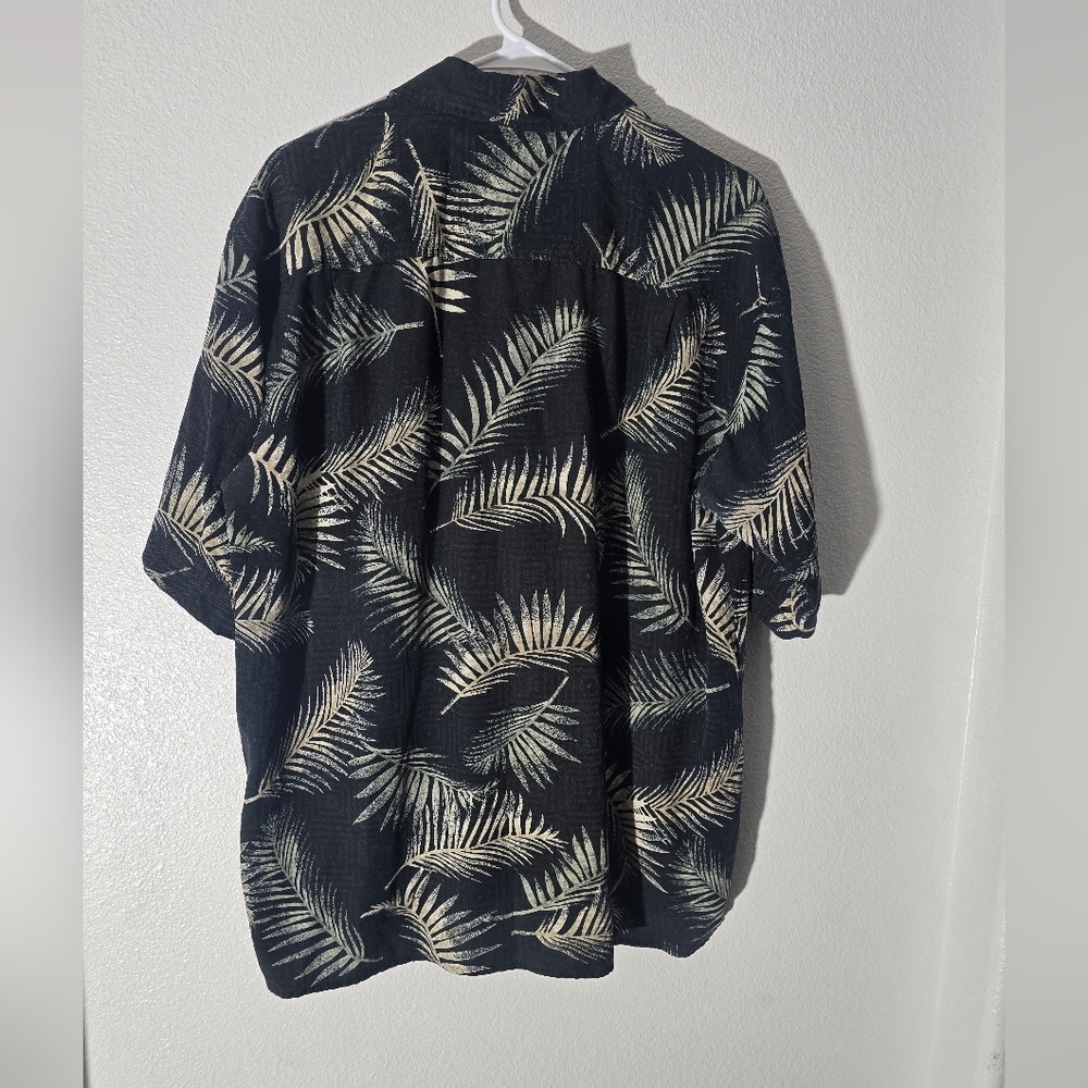 Silk icon black & tan Hawaiian print button down short sleeved shirt si,e large